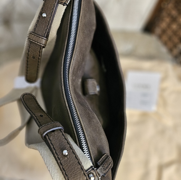 Authentic Loewe anagram Unisex messenger bag ,guitar adjustible  strap - Picture 4 of 12